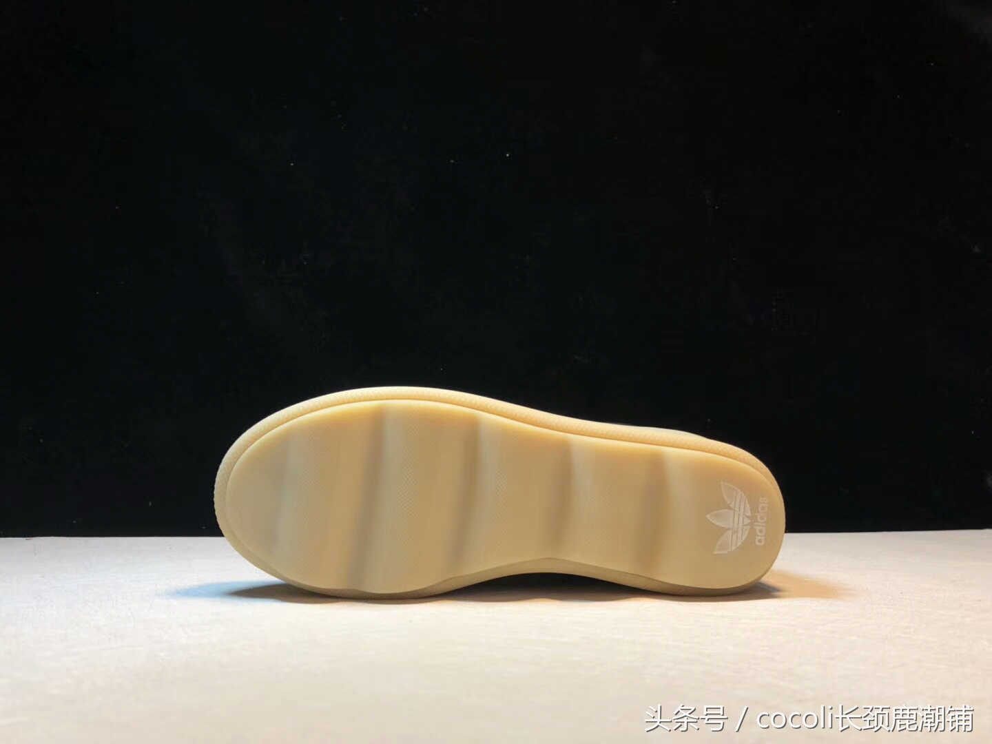 adidas的鞋有点硬,adidas松糕鞋大概增高多少