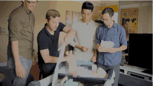 换尿不湿的奶爸,换尿布的奶爸