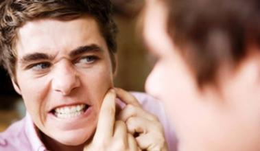 13岁男孩挤鼻腔痘痘引发脑膜炎,小伙挤痘痘得了罕见怪病