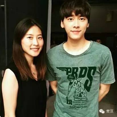 图嗨森丨看男神们用“绅士手”维持风度！女子晒与宋仲基“结婚证”惹怒父亲！