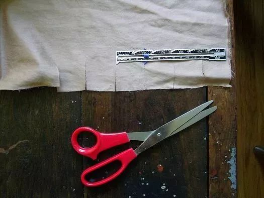 旧窗帘带圈怎么不花钱改成挂钩用,旧的窗帘不要了能做什么用呢