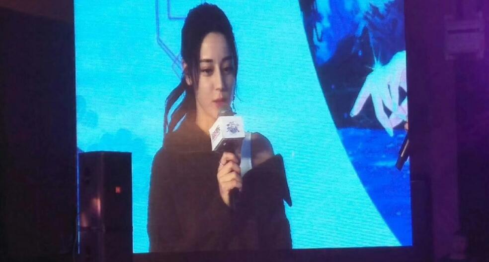 迪丽热巴机场左手中指戴戒指,迪丽热巴全手戴戒指