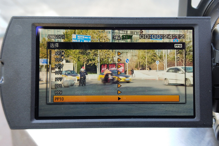 可拍4KHDR视频的手持摄像机1英寸CMOS索尼FDR-AX700摄像机评测