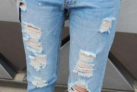 奶奶帮孙女缝破洞牛仔裤,奶奶帮忙补破洞牛仔裤