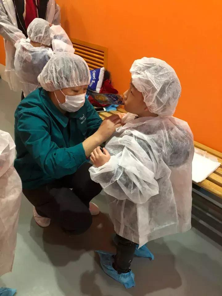 跟着果倍爽在直升机上俯瞰鸟巢，零距离探秘果汁生产！