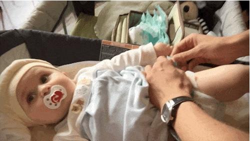 换尿不湿的奶爸,换尿布的奶爸