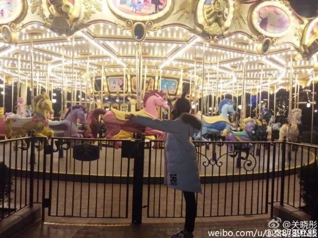 鹿晗刘昊然同款羽绒服,刘昊然中戏羽绒服机场