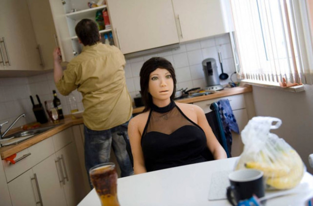 小伙40万买模型,男子4年痴迷人偶娃娃