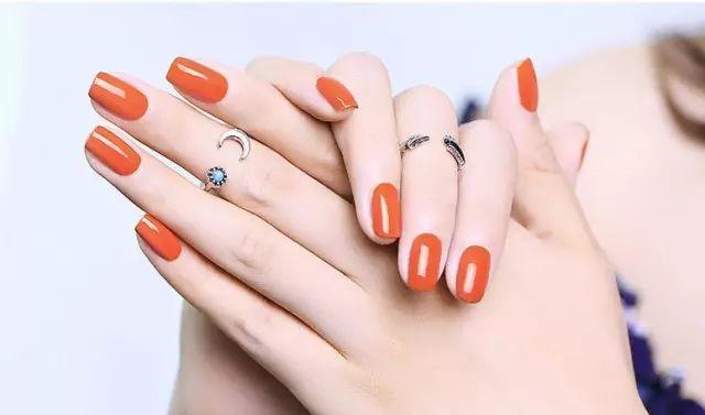 适合夏天显白的指甲油,显白大气夏款指甲油颜色推荐