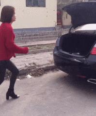 小姐姐你系完鞋带就快起来吧，都被人给看光，你长的好看才提醒你