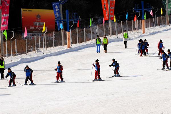 带娃去玩雪,带孩子去雪地撒欢的视频