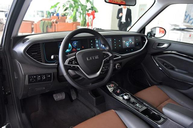 可能是最个性国产车,配无框车门、5块液晶屏,8万买它妹子更爱你