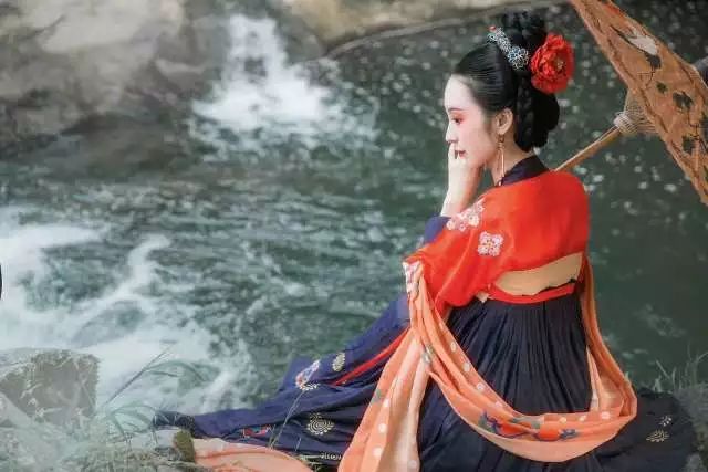 和摄影师谈恋爱是什么感觉？你在窗边看风景，TA拿手机打王者