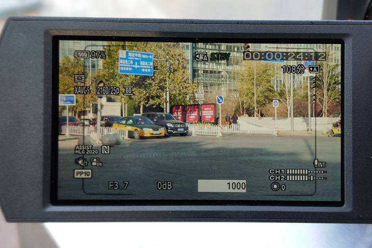 可拍4KHDR视频的手持摄像机1英寸CMOS索尼FDR-AX700摄像机评测