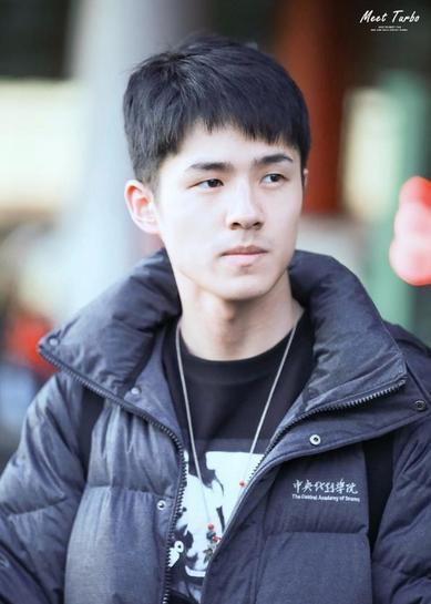 刘昊然易烊千玺中戏羽绒服,刘昊然易烊千玺中戏