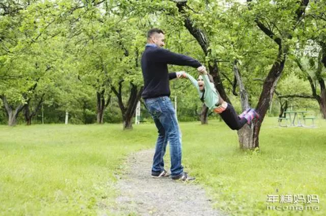 爸爸妈妈全职带孩子好吗,爸爸独自带娃是种什么体验