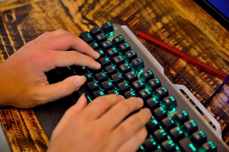 末日铁拳无后摇,末日铁拳e技能