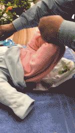 换尿不湿的奶爸,换尿布的奶爸