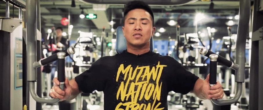 坐姿推胸的正确做法,坐姿推胸正确姿势