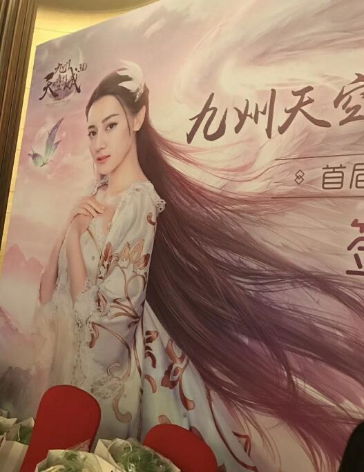 迪丽热巴机场左手中指戴戒指,迪丽热巴全手戴戒指