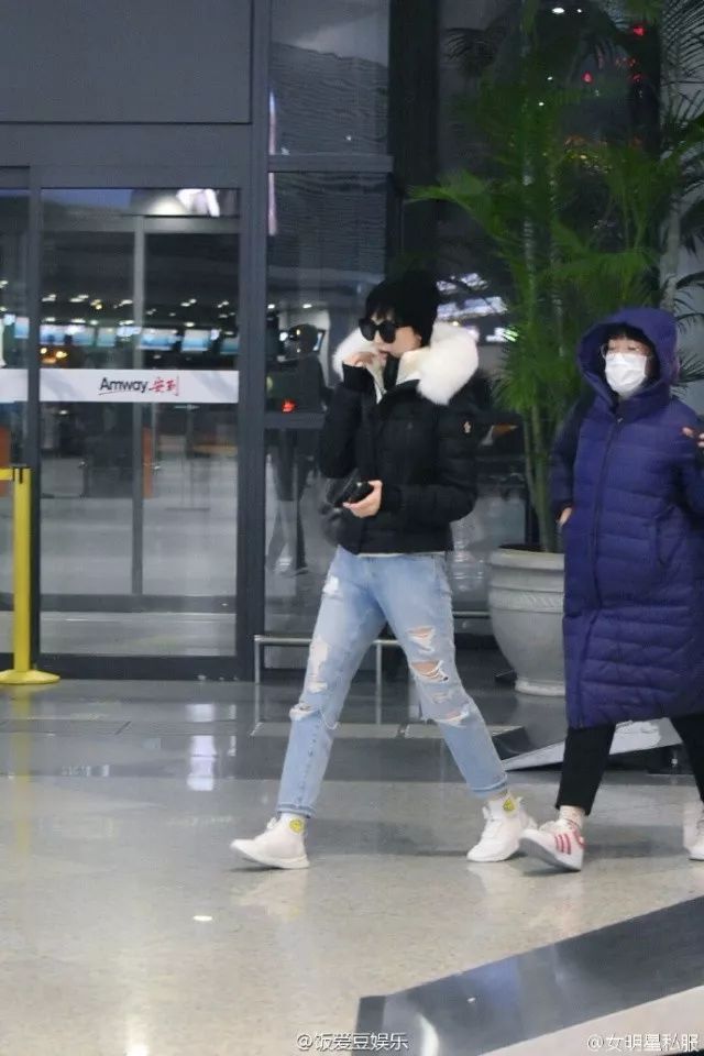 鹿晗刘昊然同款羽绒服,刘昊然中戏羽绒服机场