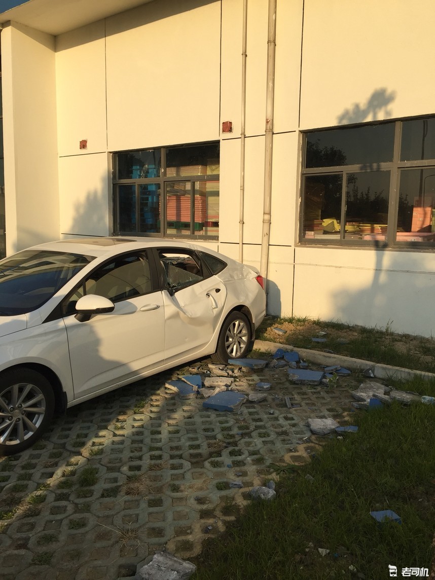 车撞到墙掉了漆该不该走保险,汽车被砸一直不报保险