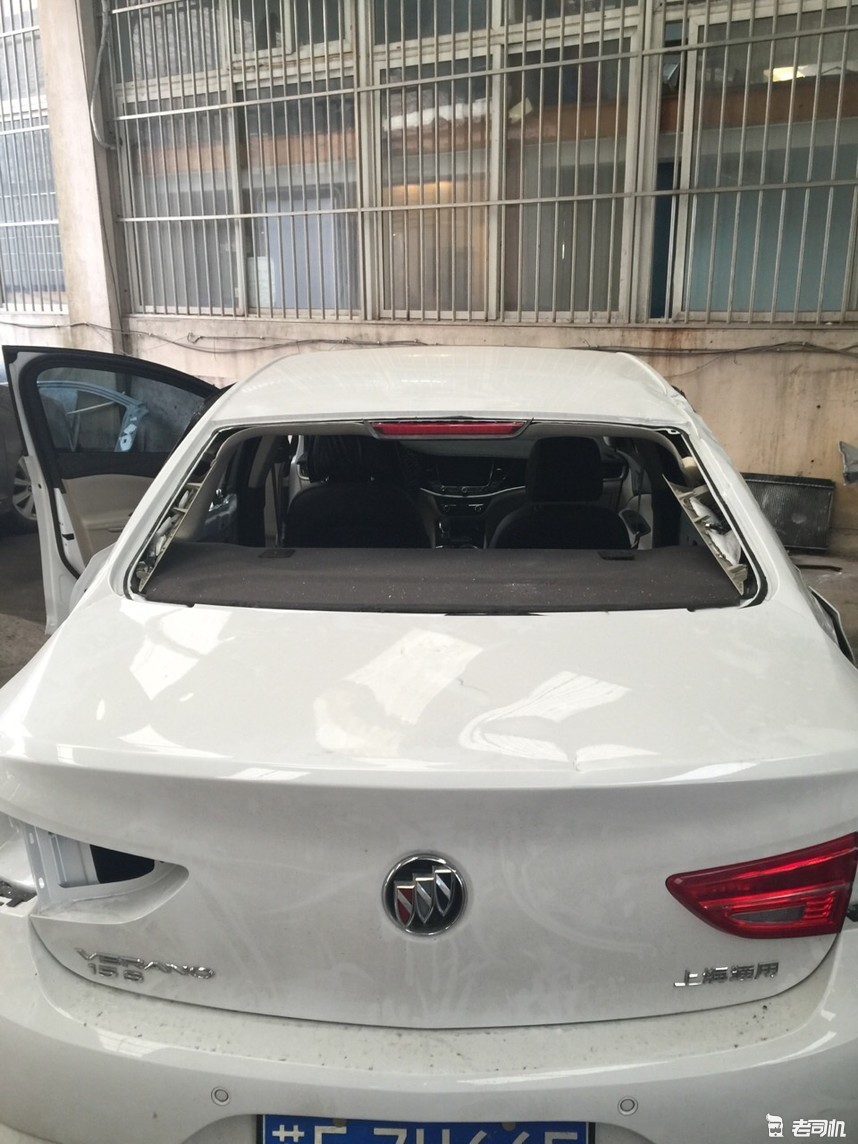 车撞到墙掉了漆该不该走保险,汽车被砸一直不报保险