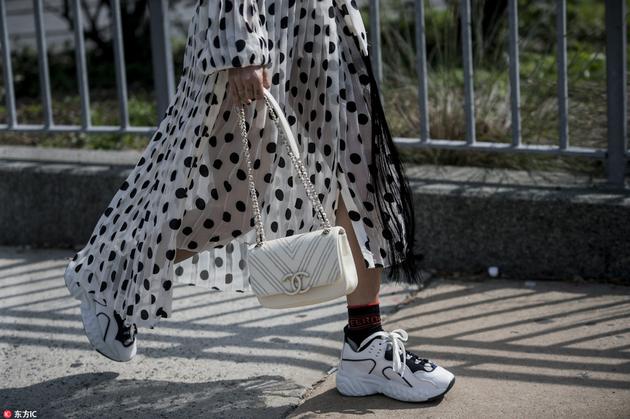 想不到一双老爹鞋也能撑起你整个衣橱
