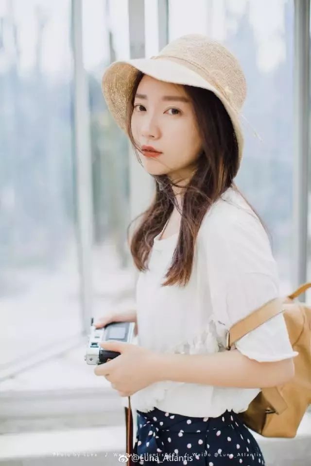 和摄影师谈恋爱是什么感觉？你在窗边看风景，TA拿手机打王者