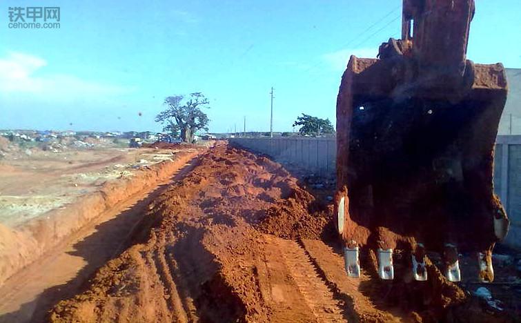 我在非洲开挖机：车坏了没法修，时刻提防打劫盗窃