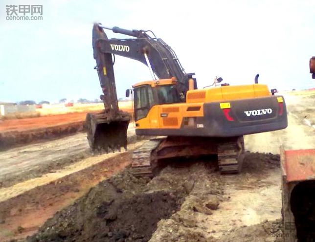 我在非洲开挖机：车坏了没法修，时刻提防打劫盗窃