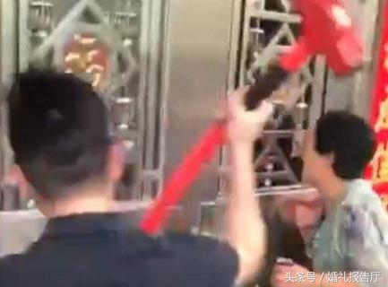 何必学深圳大锤砸门*力暴**抢亲,一招之敌轻松摆脱伴娘团的堵门危机