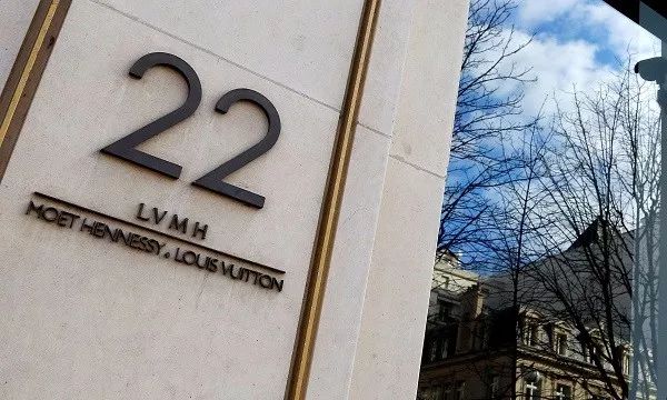 Chanel向中国VIP们妥协，将不会在线上卖手袋｜更多