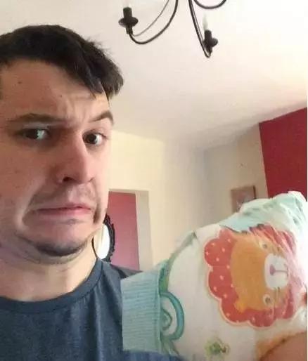 换尿不湿的奶爸,换尿布的奶爸