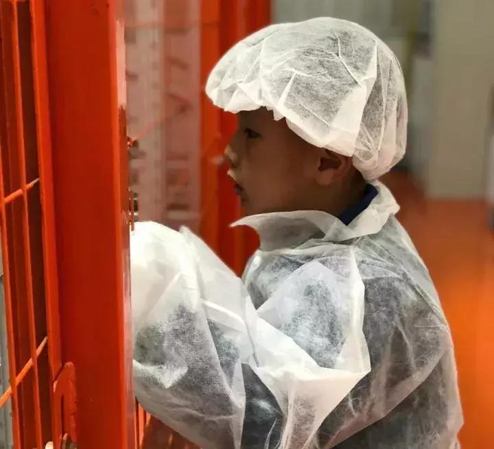 跟着果倍爽在直升机上俯瞰鸟巢，零距离探秘果汁生产！