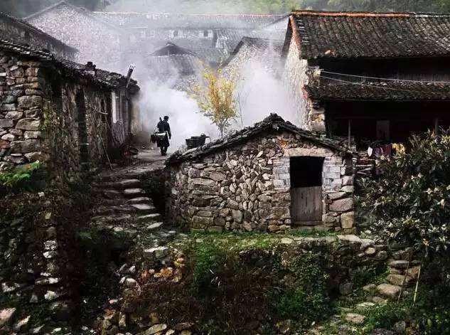 中国传统村落“千村一面”空巢化和旅游化严重，保护成了大难题
