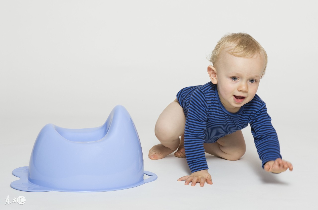 如何分辨宝宝尿尿颜色,宝宝的小便什么颜色正常