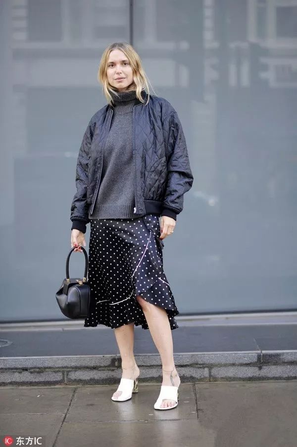 鹿晗刘昊然同款羽绒服,刘昊然中戏羽绒服机场