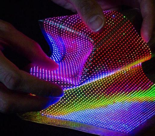 三星折叠屏手机和摩托罗拉折叠屏,三星折叠手机2023什么时间出新款