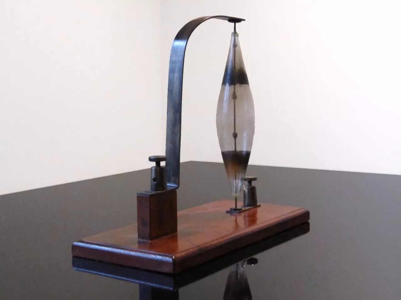 爱迪生真的是发明电灯的吗,爱迪生到底是怎么发明电灯的