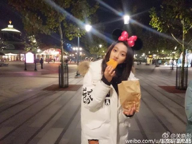 鹿晗刘昊然同款羽绒服,刘昊然中戏羽绒服机场