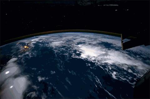 爱迪生真的是发明电灯的吗,爱迪生到底是怎么发明电灯的