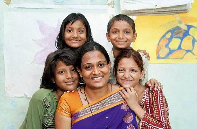 为保护孩子惨遭欺负,为了孩子甘愿被人欺负