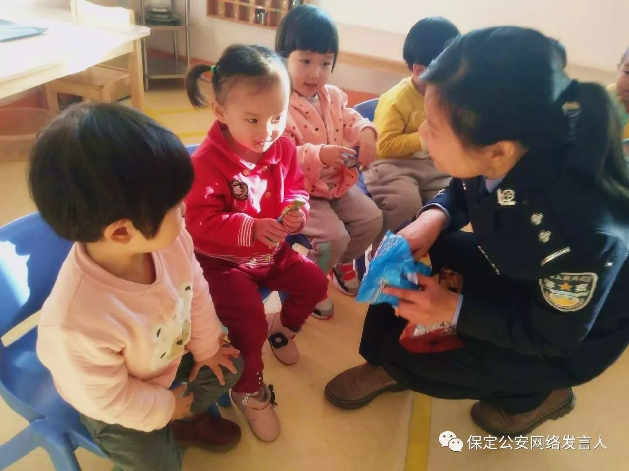 温暖：这名警花在幼儿园待了一下午，原来是为了这件事……
