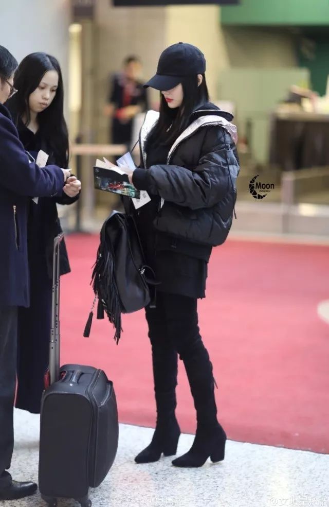 鹿晗刘昊然同款羽绒服,刘昊然中戏羽绒服机场