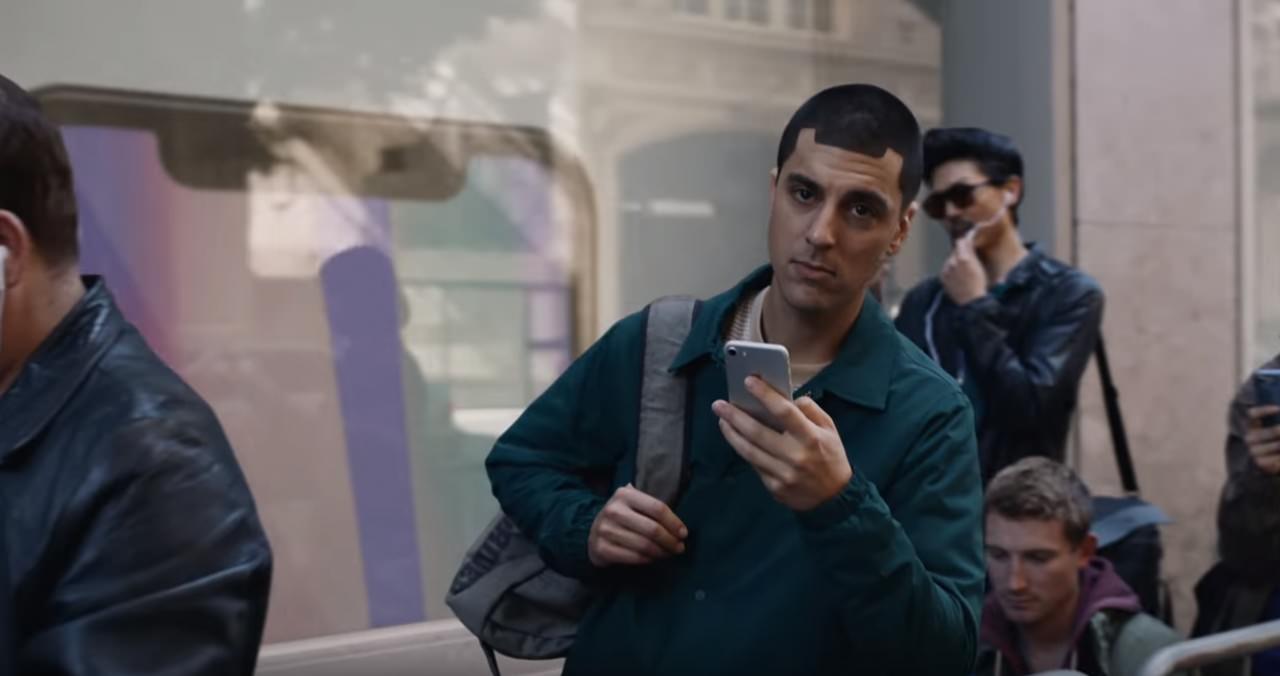 Samsung讽刺苹iPhoneX“M字额”，如今轮到Moto来踢馆