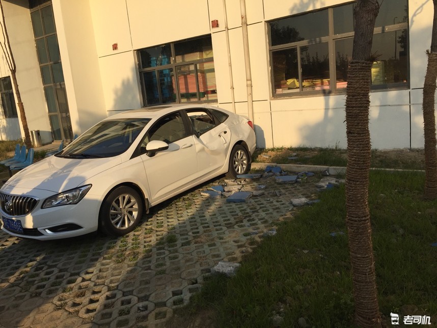 车撞到墙掉了漆该不该走保险,汽车被砸一直不报保险