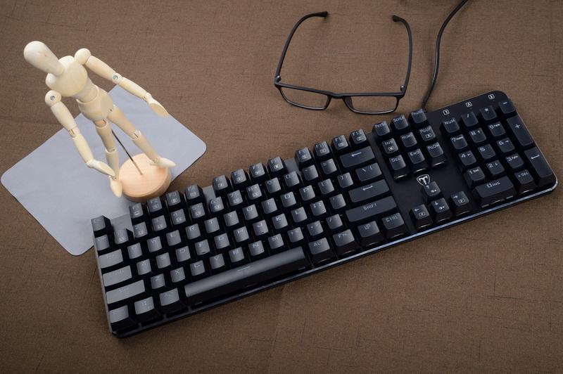 机械键盘基础款和炫酷,炫酷好样的机械键盘