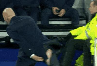 足球国际赛事奇葩行为,世界足坛20大奇葩判罚