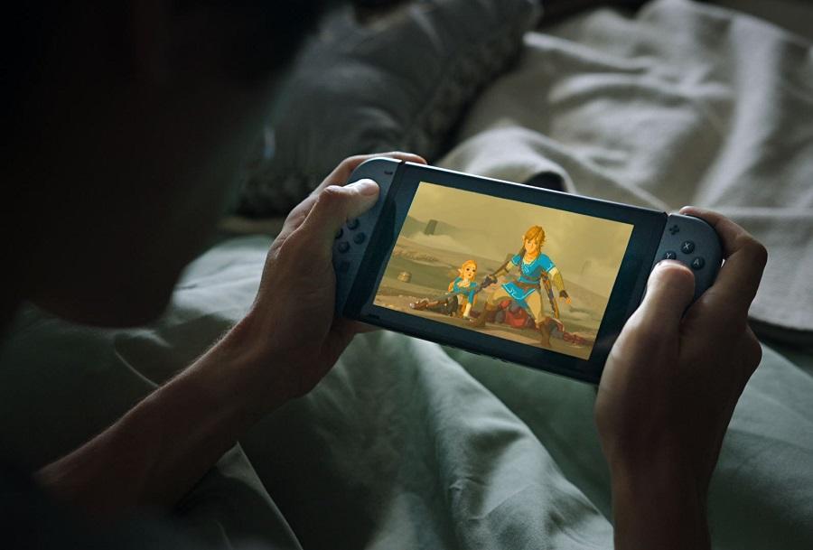 Samsung讽刺苹iPhoneX“M字额”，如今轮到Moto来踢馆